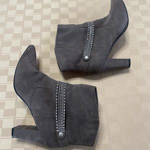 AM ANN MARINO Women's Wilma Gray Silver High Heel Bootie 10 M 3.5” Block Heel.‎